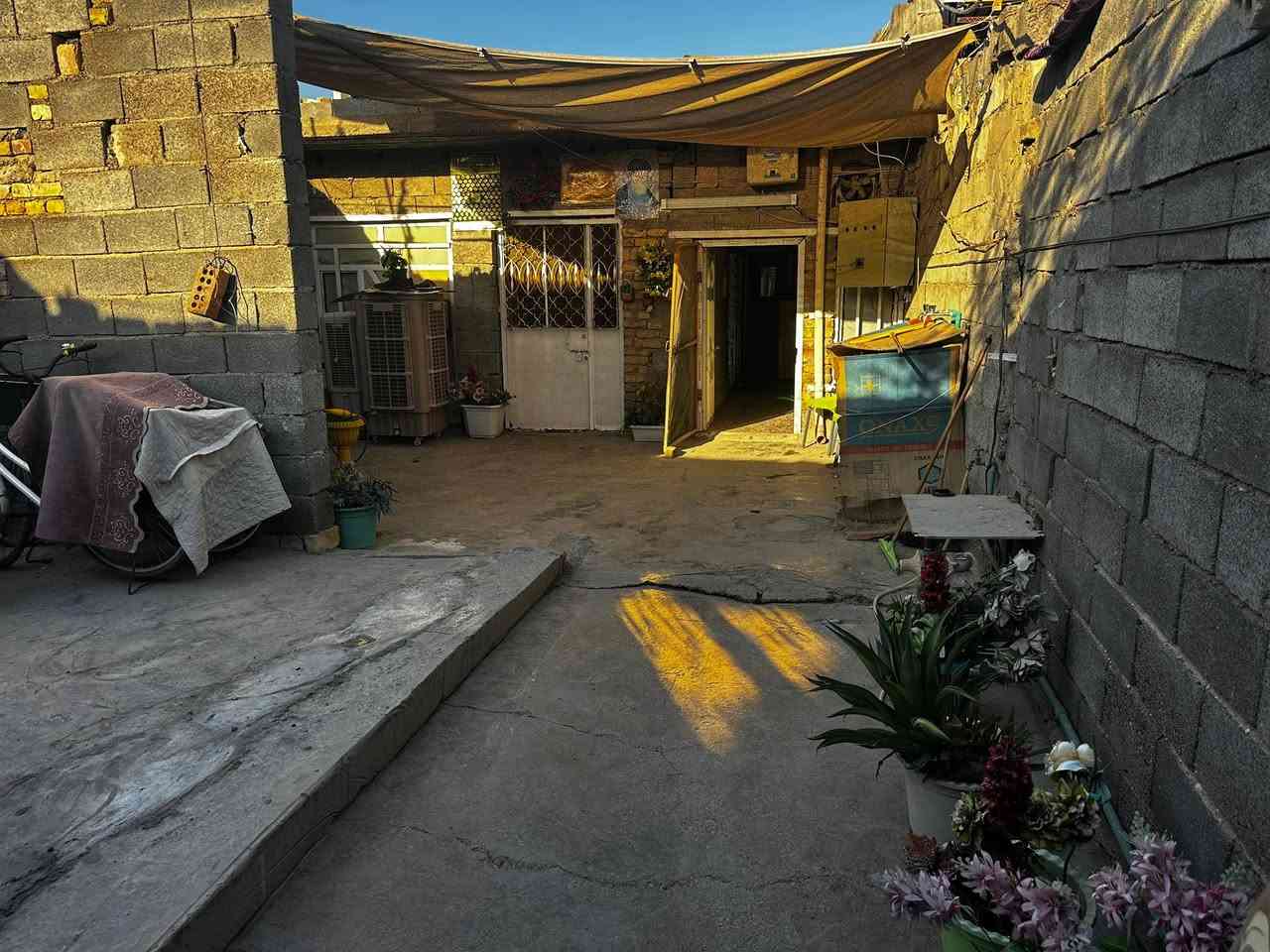 السلام عليكم 
بيت مساحه 125 متر تجاوز صب مسلح بصف السوك شارع كهوه المتقاعدين ويه لبيت غراض كاونتر طباخ كنتور بوفيات عدد 2 مجمده تانكي ماطور ماء نضام سستم كامرات مغاسل 3 الاتصال على الرقم ***********
