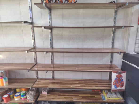 سلام عليكم رفوف للبيع كامله مع السجج وتعلاكات ٤٢ رف كبير و ١٠ وسط كامله ونضيفات مكاني بغداد شهداء السيديه سعر الرف ١٠ ويه سجج وتعاليك ب ١٠ 
***********
