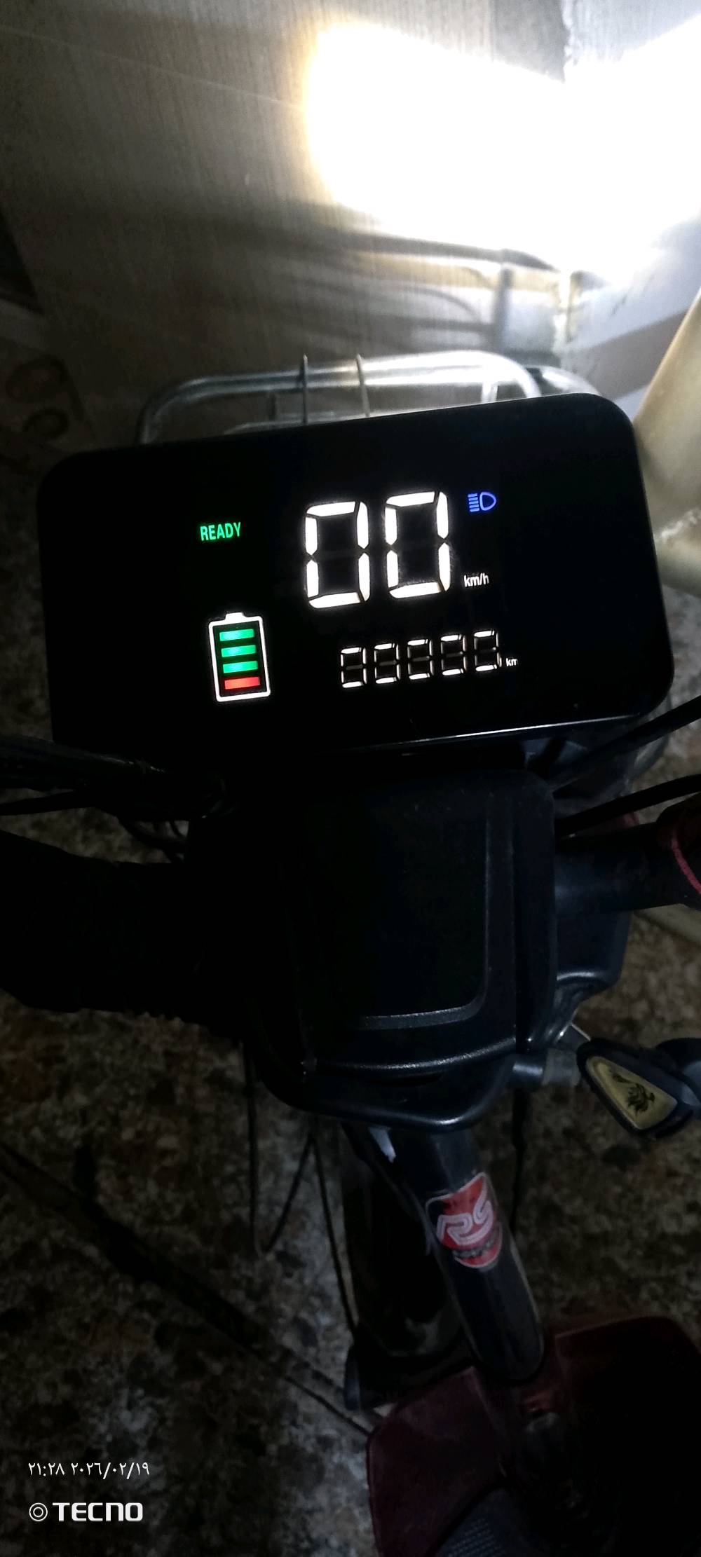 للبيع دراجة كهربائية بحالة جيدة، تحتوي على شاشة لعرض السرعة وحالة البطارية. التصميم مريح مع مخزنين أمامي وخلفي لحمل الأغراض. مناسبة للتنقل داخل المدينة.