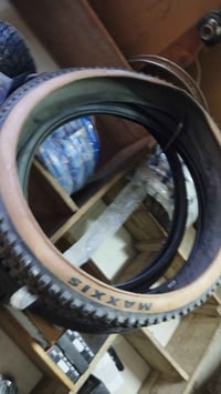 تاير 27 ونص مكسيس باقي قطعة وحدة 20 الف العنوان الكاظمية ضمن بناية مدر...