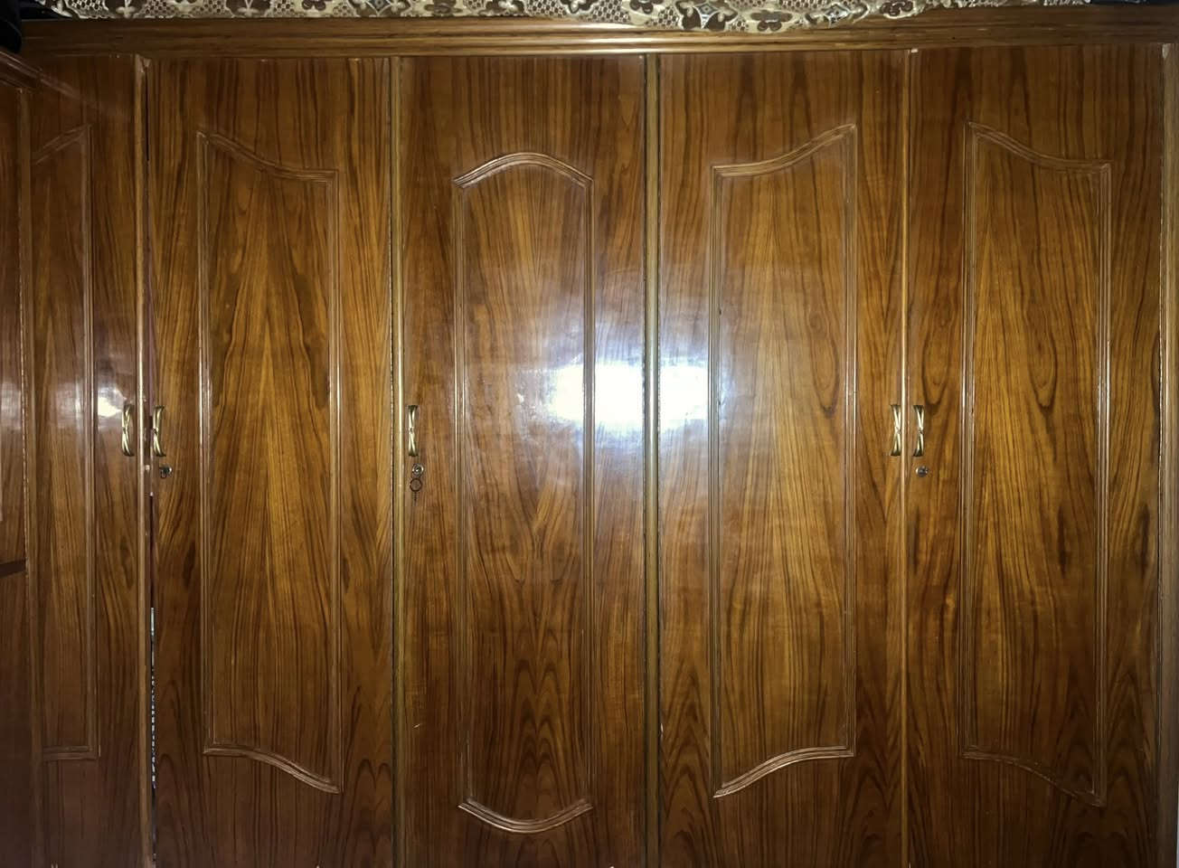 غرفه للبيع نضيفه نجاره عراقي ريدتهه ب مليون و 750 وبيهه مجال
متكونه من كنتور 5 باب 
ميز عدد 2 
جربايه 
زاويه 
ميز تواليت 
***********
