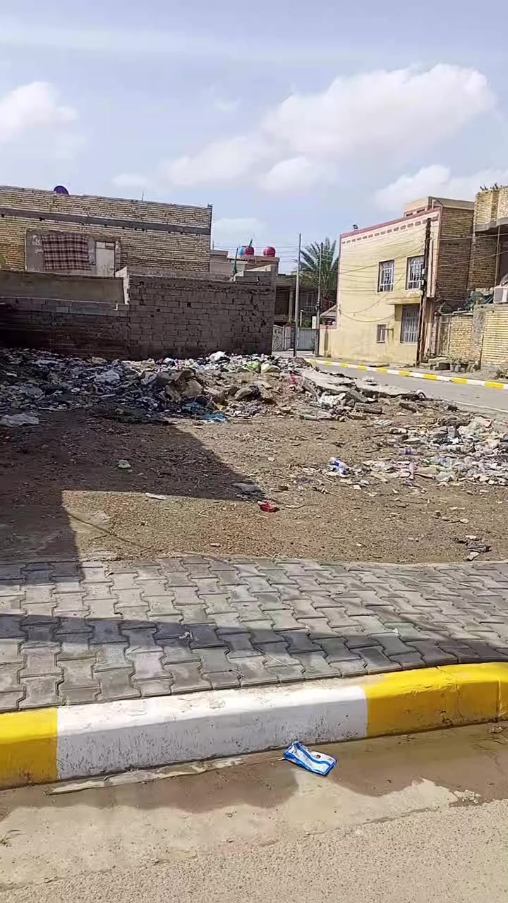 قطعه أرض مساحه 100م ركن مربعه في منطقه السكلات ال14 نافذه على شارع 20 كامله الخدمات واجهه 10 نزال 10 ركن على ساحه 

السعر 32قفل قفل قفل بدون مفاوضه 
رقم الهاتف ***********
