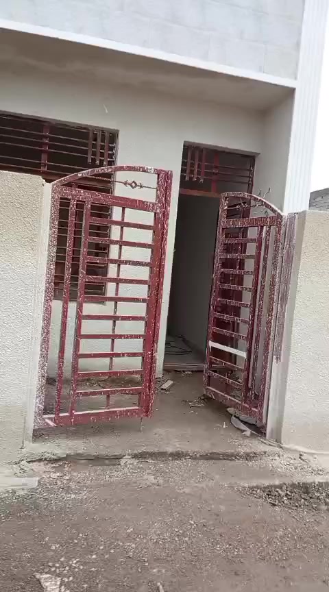 السلام عليكم دار للبيع مساحه 75 متر  سبعه نيسان خدمات كامله ماء كهرباء تبليط بناء حديث درجه اولى الارضيه رفت بناء طابوك غرفتين نوم وقيد الانشاء تسليم مفتاح درجه اولى الاستفسار ***********
