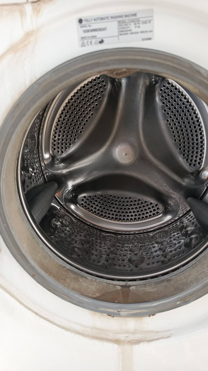 غسالة للبيع  LG 8كيلو شغال  بدون اي عيب سعر 200
***********
