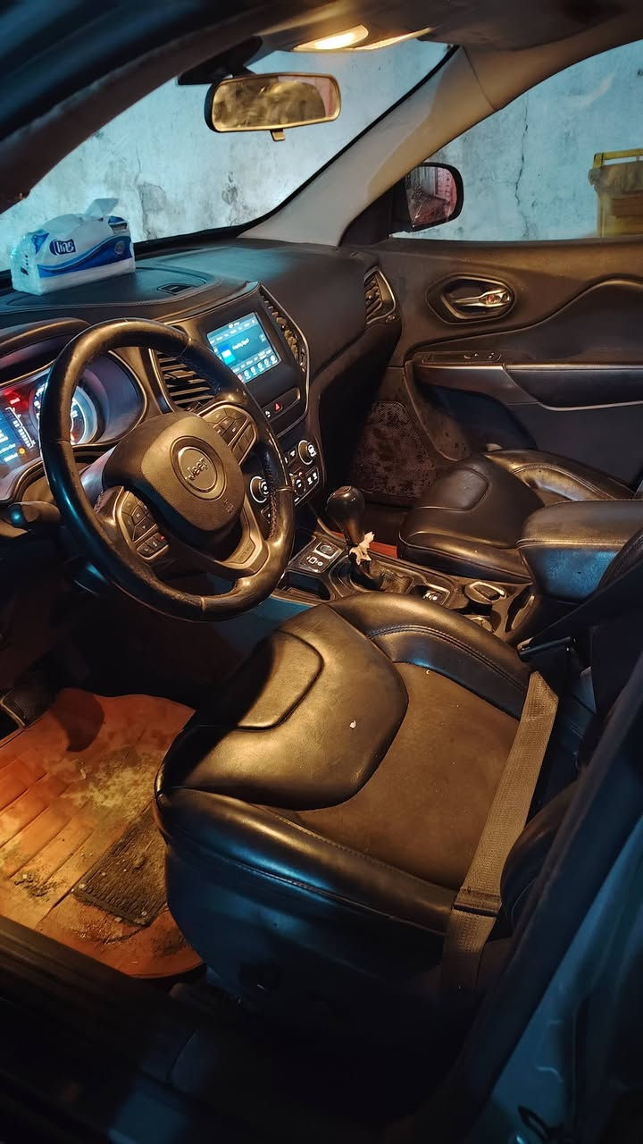 سلام عليكم جيب بزون 2020 ماشيه 53الف سياره امريكيه فول مواصفات عده الفتحه رقم أربيل تريد مداور تريد وكاله صفر غرامه مكينه 2.4 اربعه سلندر  كير 8  نمر السياره نضيفه السعر 140 وبيه مجال  الاستفسار ***********
