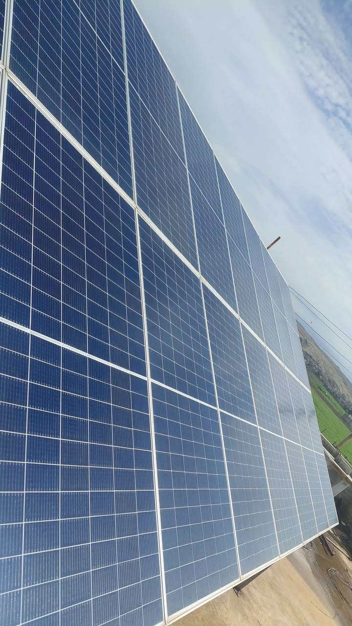 🚨 مع شركة روژ للطاقة الشمسية  تقود التحوّل! ⚡🌞
📍 من موقع العمل – #بعشيقة
🗓️ السبت 21/ 3 / 2026
في ضربة جديدة تعزز موقعها في القمة، يعلن مكتب روژ للطاقة الشمسية عن تنفيذ مشروع نوعي ضخم تمثّل بـ تحويل منزل فلاح الياس مراد  في #بعشيقة إلى منظومة #طاقة #شمسية متكاملة، تمنح كهرباء مستقرة، صامتة، وموثوقة على مدار 24 ساعة.
⚡ تجهيز 
🔹 12 أمبير نهاري
🔹 5  أمبير ليلي
🔋 النتيجة؟
✔️ استقرار كامل بالكهرباء
✔️ تقليل جذري للاعتماد على الشبكة والمولدات
✔️ توفير مالي مستمر على المدى الطويل
🚀 باستخدام أحدث تقنيات High Voltage، هذا المشروع مو مجرد تركيب…
هذا تحول حقيقي نحو الاستقلال الطاقي.
🌞 مواصفات المنظومة العملاقة:
▪️ 6 لوح Longi بقدرة 640 واط
▪️ ضمان الألواح: 15 سنة
▪️  إنفرتر  انفتي 
▪️ 1 بطارية ليثيوم بسعة 100 امبير موتوما 
✨ روژ للطاقة الشمسية… مو بس ننفذ مشاريع، نصنع فرق حقيقي على أرض الواقع.
🔥 إذا تريد:
كهرباء 24 ساعة + هدوء + توفير حقيقي
فأنت تحتاج قرار واحد فقط… والباقي علينا.
📞 احجز استشارتك الآن:
👷‍♂️ مهندس قيدار
*********** – ***********
👤 سلام سلو
*********** – ***********
#روژ_للطاقة_الشمسية #HighVoltage #طاقة_نظيفة
#شاريا #شيخان #أربيل #بعشيقة #هولير #العراق #دهوك #duhok #Erbil #mosul #موصل #نينوئ #Iraq #طاقة #الشمسية #solar system
