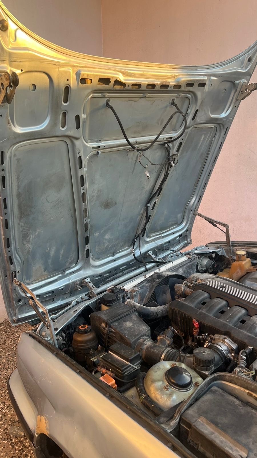 السلام عليكم BMW موديل 93 اصل سنويه بسمي رقم بابل الجديد محرك فانوس بيه بخار قليل كير جديد حداديه جديده بدون ضربه صبغ جماليه فتحه سقف مكان سياره حله مركز *********** السعر 60 $ بيه مجال