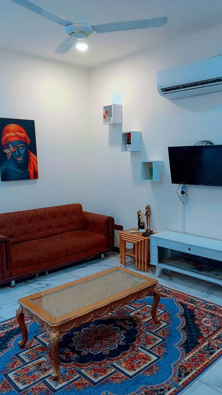 السلام عليكم توجد شقه للإيجار مؤثثه فول تحتوي على غرفتين نوم وصاله وخدمات العنوان المنصور / حي المهندسين الاميرات  للاستفسار  أكثر
*********** بغداد, العراق
