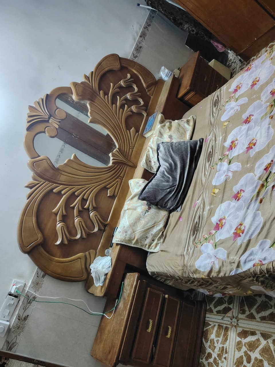 متاح غرفه نوم حطاطه نضيفه يرادلها صبغ ويدات فقط دواخلها كله نضيف كنتور ابو ملحق 3امتار داخل خارج صاج
صور واضحه سعر 700بي مجال 
مكان رمادي شارع20
***********
