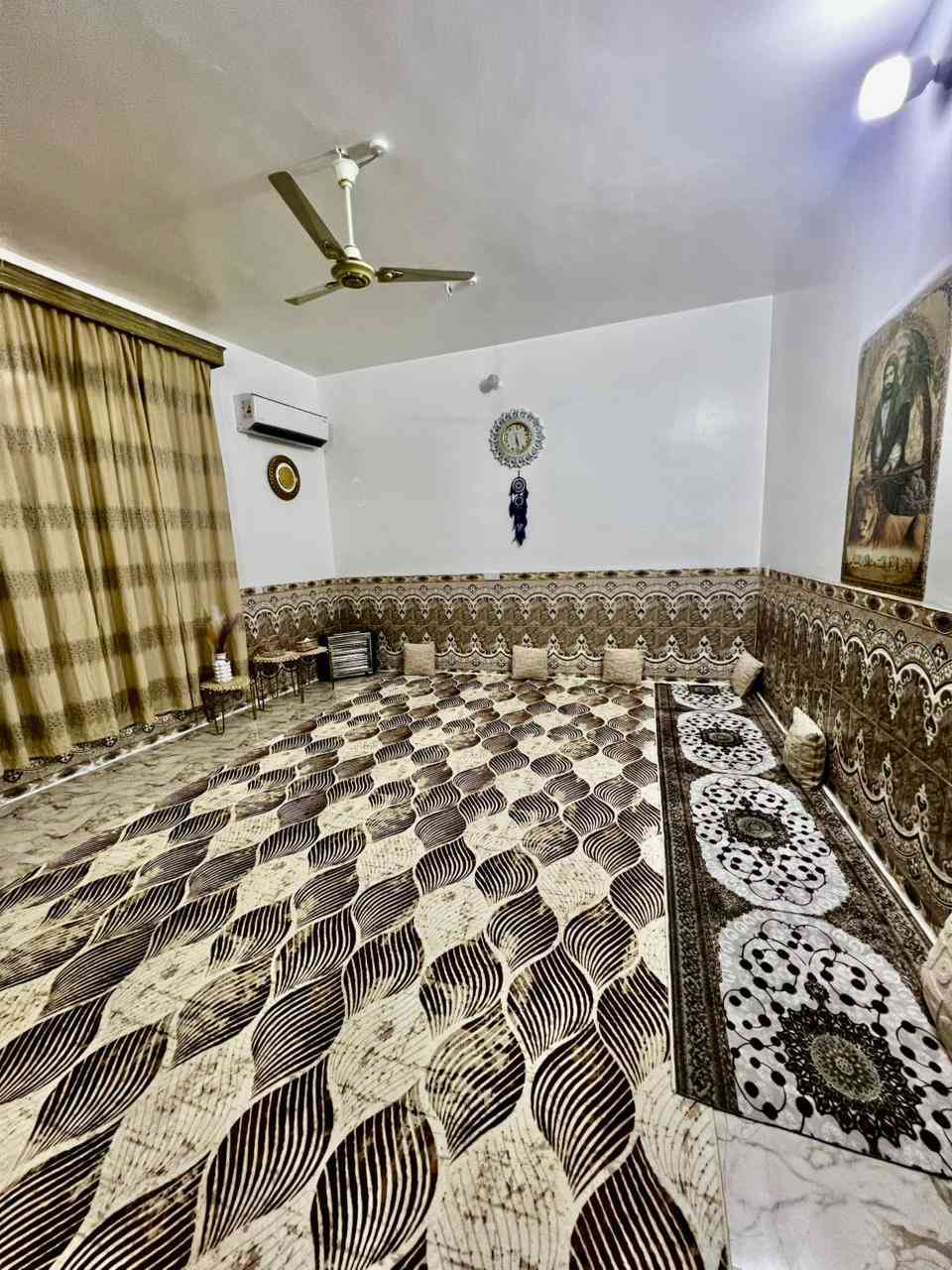 بيت للبيع مساحة 200م يحتوي البيت على مطبخ وصاله والاستقبال وغرفه وصحيات خارجيه وداخليه وبيت بناء حديث سنة2021 بيت طابف واحد المكان حي الامام علي رابع شارع قرب سيطرة الالبان القديمه . 
الاستفسار على الارقام
***********
***********
