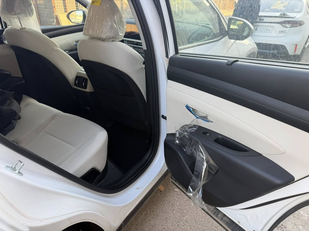 السلام عليكم توسان خليجي ضمان الأولى زيرو موديل 2025
مواصفات 
ويل 19

صندوق كهرباء 
كشنات تدفئ تبريد كشنين كهرباء 
حساس امامي خلفي 
شاحن واير ليس 
 
السعر240 $/مرقم كامل
المكان الكراده 
رقم الهاتف 
***********
