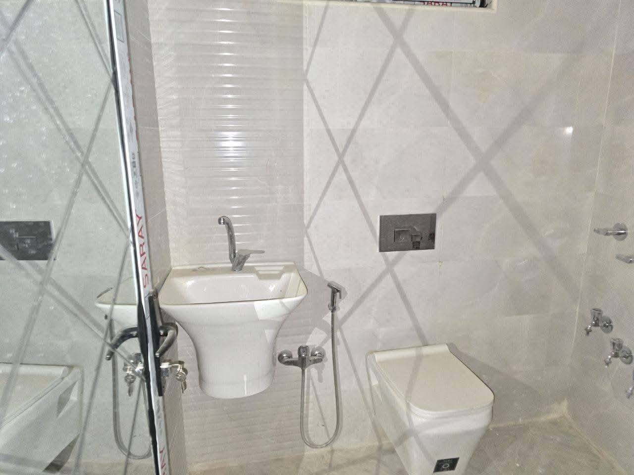 للبيع بيت ١٠٠ متر واجه ٥نزال٢٠  جديد بناء ٢٠٢٥مدخلين واجه حديثه مطعم مرمر ارضيه مرمر ٤غرف نوم حمام عدد٢ صاله وهول و مطبخ حار و بارد بناء درجه اولئ شبابيك ابواب المنيوم بغداد  الدوره شارع ٦٠ قرب النائبه وحده الجميلي السعر ٢٣٨ الاتصال *********** صاحب الدار
