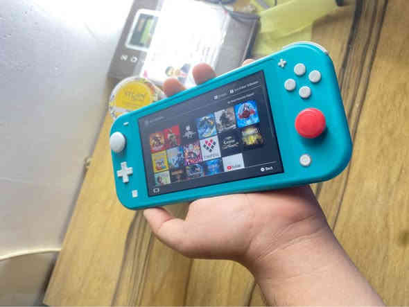 السلام عليكم، نينتيندو سويتش لايت مهكر نضامين نضافه 100% استعمال قليل للبيع ..

الجهاز مهكر قطعه يشتغل نضامين اون لاين + اوف لاين

اخر تحديث  21.0  تهكير + اون لاين

الجهاز مكفول من كل النواحي سليم وبأداء ممتاز 

يحتوي الجهاز على لاسقه للشاشه , ستيكرات للكير

ذاكره الجهاز 32 + رام 128 ساندسك الترا اصلي

بي هواي العاب حلوه مثل Red dead , stray , oddworld

وغريها مثل ما موضح بالصور ، وتكدر تحمل اي لعبه تعجبك

اون لاين شغال . يوتيوب ، فورت نايت ، روكيت ليك , وغيرها

حاله البطاريه ممتازة جدا وجميع الازرار والتحكمات سليمات

السعر مناسب 200 الف فقط / السعر نهائي 

العنوان / بغداد - البياع - شرطة

الرقم للتواصل / ***********

يوجد توصيل لجميع المناطق والمحافظات بغداد
