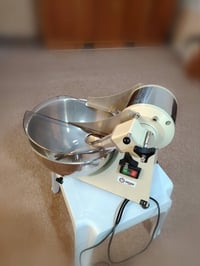 عجانة 10 لتر • شبه جديدة • القائم