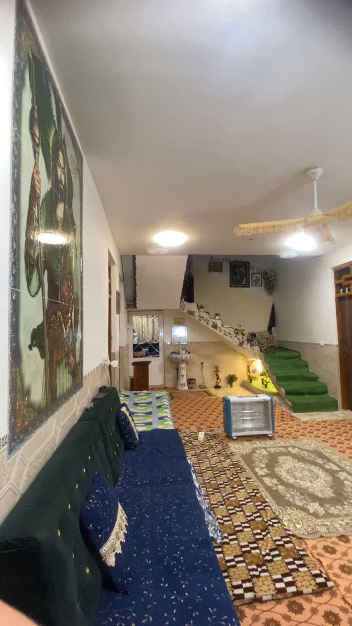 السلام عليكم دار للبيع مساحه 250متر تفاصيل استقبال ومطبخ وغرفتين نوم وصالة  وحديقه    العنوان خلف  بيت جاسم لكويجو قرب الحسينه جمال زليزل البيت زراعي سند 25 اي استفسار على الهاتف  متواجد     ***********   السعر. 60 وبي مجال
