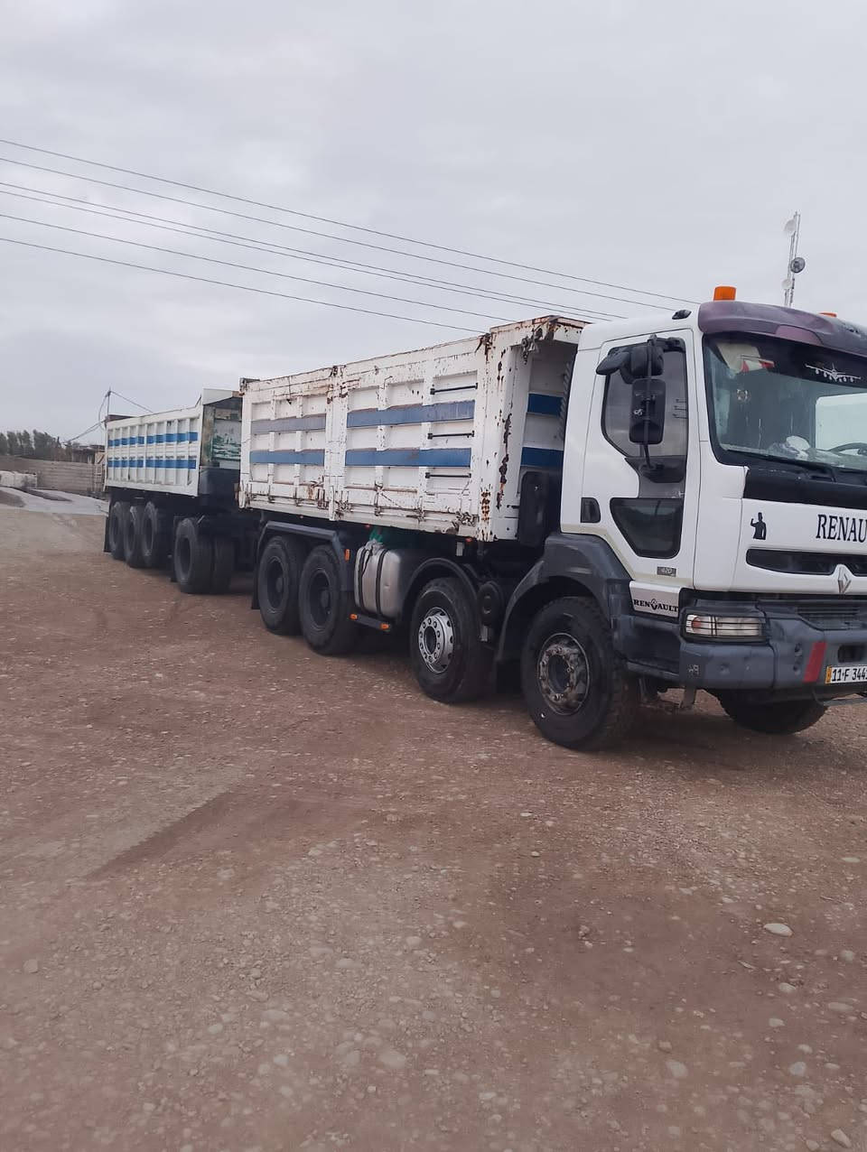 سلام عليكم للبيع رينو. قاطره ومقطوره رقم بغداد. انكليزي ثلاث لوحات تخم تاير  مكينه ٤٢٠ انجكتر مجموعه جيف مكان ديالى رقم ***********
