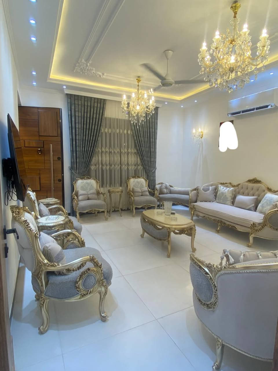 #لدينا_دار_للبيع مساحه 150 متر واجهه 9 ونص ونزال 16 طابو زراعي سند 25 قرار محكمه البيت يحتوي على 5 غرف نوم وصاله وستقبال ومطبخ و صحيات 2 العنوان بغداد الدورة مدخل البوعيثه مجمع الامل
هاتف ***********
#مع_الاثاث
