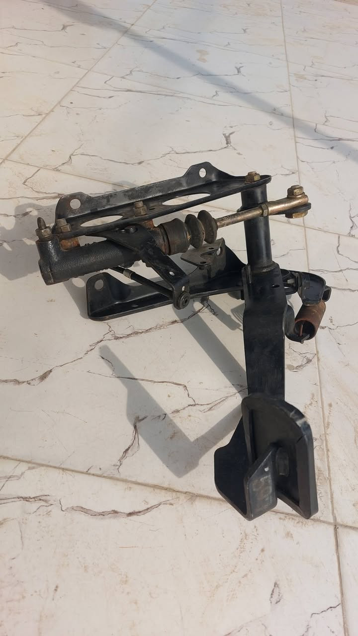 شوته فوسه بزون زائد عنبار كلج أمامي زائد كراسي فوسه بزون عدد (٤)زائد كرسي تحوير يحتاجن دوشمه فقط سعر الكراسي (١٥٠كلهن)  نظيفات سعر الشوته (١١٠) سعر العنبار (٥٠) للإستفسار الاتصال على الرقم ***********كوت حي الحكيم
