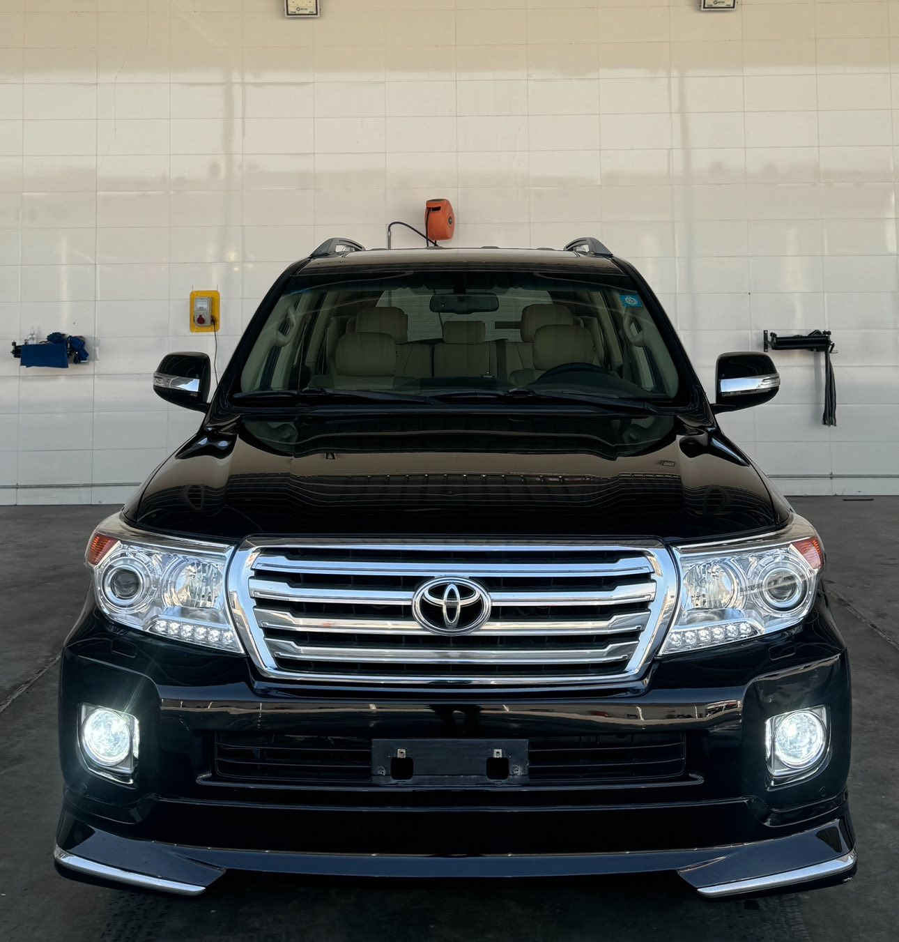 السلام عليكم
للبيع او حسب حسب القناعة 

تويوتا لاندكروز 2014 اسود  GXR ساز 
محرك 6 سلندر 
رقم بغداد الجديد باسمي تحويل مباشر 

استخدام شخصي جديده بمعنى الكلمه 
مكفوله كفاله عامه عدا مكانين بارد بسيط 

مكينه كير كفالة 100‎%‎ 
حدادية تراي شرط 100‎%‎

المواصفات المعروفه للاندكروزر  GXR
حساسات ، كامره ، مري شفط ،
تشغيل عن بعد ، لايت زينون عالي ناصي 
داخل جلد ، كرسي كهرباء ، طفاية 
مرايات عتم عاكس للضوء العالي 
داخل صاج ، فول تحكم ، يدات نيكل 

معروضه بسعر مناسب 
370 ورقه 
اي استفسار 
***********

مكان السيارة بغداد الكرخ
