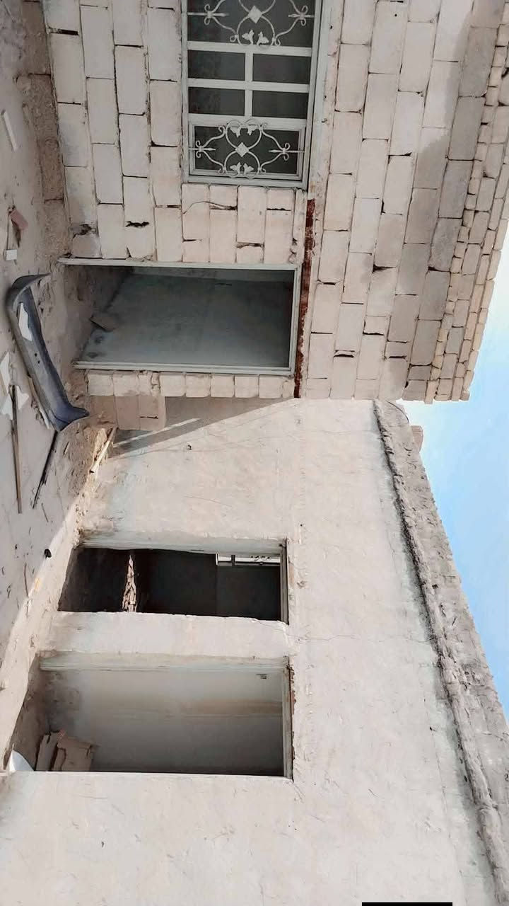 السلام عليكم بيت للبيع  خلف الشقق  الجدد ام العصافير  اقرار محكمه  المساحه 100 متر / مكون من غرفتين ومطبخ وصحيات وعوزه ترميم  + خدمات وشارع تبليط  وكهرباء وماي السعر ب10 وبيه مجال قليل لتواصل *********** واتساب
