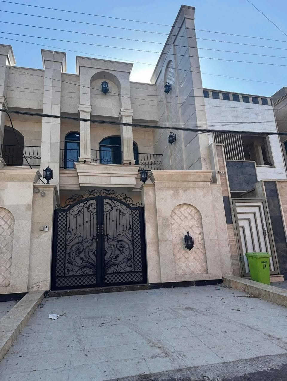 على بركة الله
📌 الثقة عنوان

يسر مكتب ازاد
 للاستثمار والتطوير العقاري 
ان يعلن عن توفر

وحدات سكنية متعددة 🏘️ 

في اكثر من موقع 📍 
واسعار مختلفة

داخل منطقة البنوك 📍 

فول درجة اولى

..... للبيع    ..... 📢📢📢📢 

المساحة 150 متر 📐 
الواجهة 5 متر 📐 
النزال 30 متر 📐 

كراج 
مدخلين 
الطابق الارضي 
صالة معزولة  +مطبخ معزول نظام امريكي + خدمات + غرفة نوم + منور

الطابق الاول

ثلاث غرف نوم سويتات + خدمات

بالاضافة الى السطح 

الدار انشئ بأحدث طراز
واجهة مرمر
ارضيات مرمر
سيراميك جدران الواح 
شبابيك تركي
ابواب صاج
ديكورات بروفايل انارة مخفية
كل منضومات الانابيت والاسلاك دفن

مواقع ممتازة
شارع عرض 15 متر
رصيف عرض 4 متر 

البنوك
📍 شارع الكنيسة
 📍 التربية 

للاستفسار
اتصال + واتس اب
***********
***********

او مراجعة المكتب
ازاد للوساطة العقارية 
شارع الكنيسة
مجاور حلاقة ايليا للرجال
