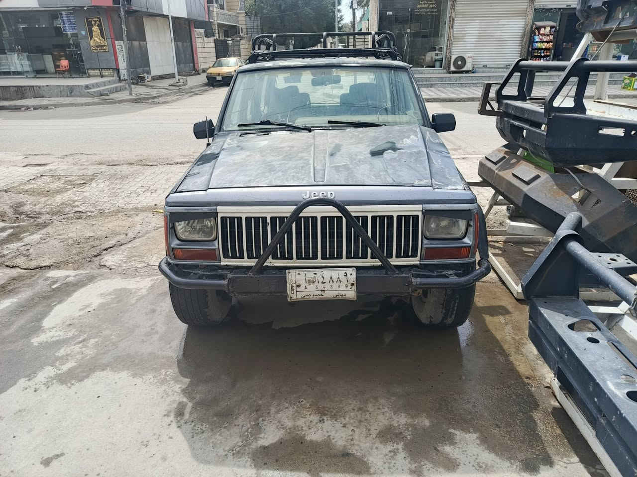 السلام عليكم اصدقائي الاعزاء جيب شيروكي موديل ٩١محرك كير بلادي سنوية منتهية من سنة ٢٠٢٠ رقم ديالى عضمتها بس البنية مكسور قاعدة موضربة حلوة السيارة شغالة  بس يرادلها ترتيب السعر نهائي ٢٠ورقة مكلف بلنشر للتواصل *********** السعر نهائي
