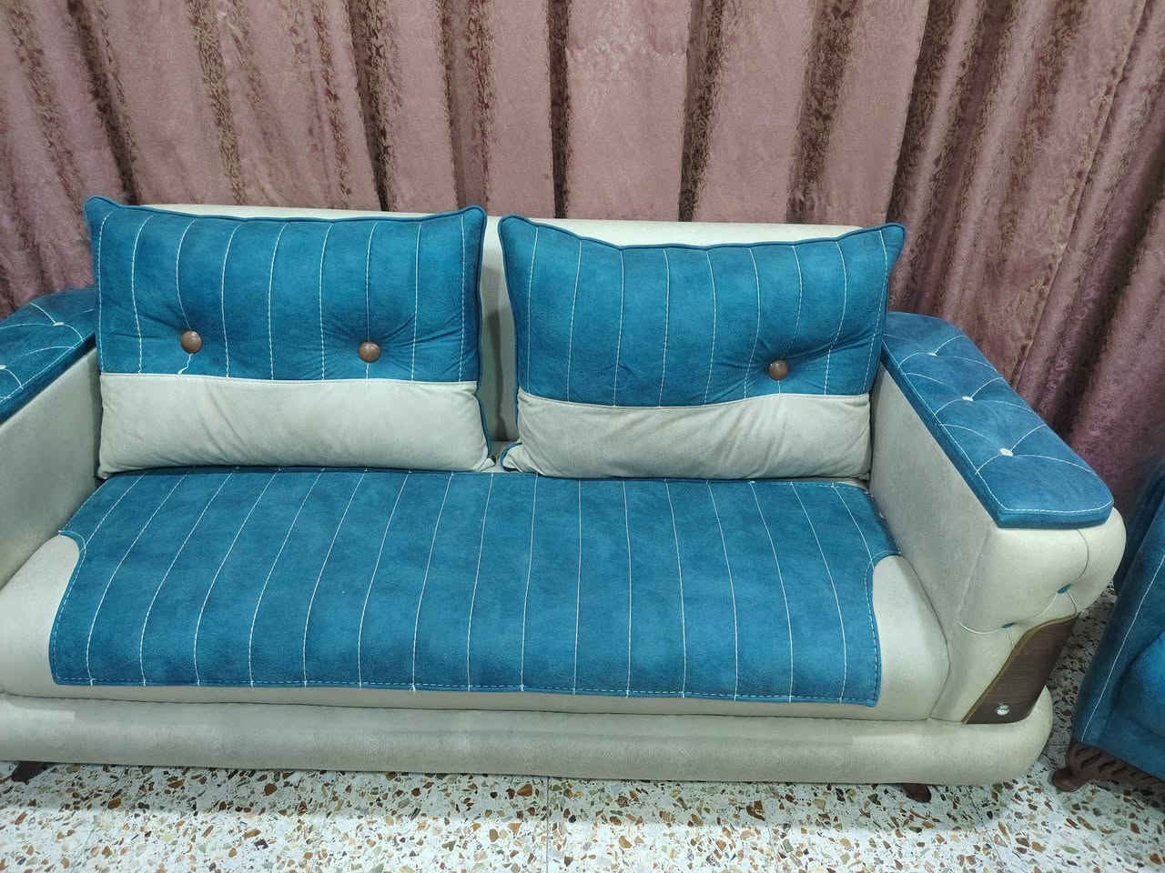 السلام عليكم من رخصة صاحب الكروب المحترم عندي تخم قنفات جديد غير مستعمل عدد 10 مقاعد تخم عراقي وتر برو العنوان بغداد الدورة نهاية شارع 60 السعر ٦٠٠ الف وبيه مجال بسيط للاتصال *********** سيد سعد
