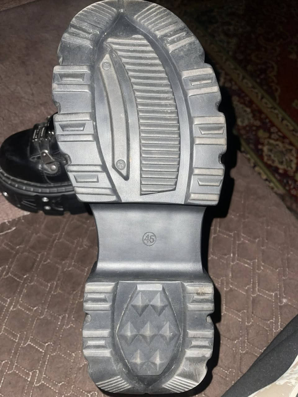 سلام عليكم حذاء ماركه تانك من نيو روك العراق
الحذاء ما ملبوسه ولا مره بل جيس بعده بدون باكيت اجت 
السعر 65 الف وبيه مجال 
رقم الهاتف ***********
