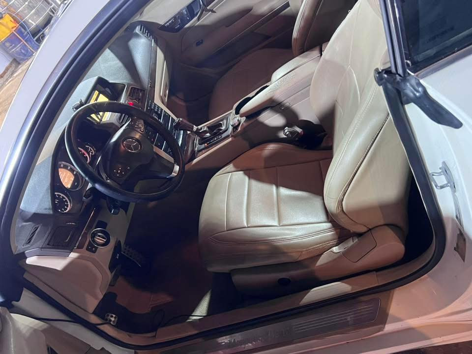 مارسدس تك باب شبابيه حلوه وجاهزه نصبتها تخبل موديل 2011
فئة w212 وارد امريكي

‏E350 عقل فوگ المرغوب لا مشاكل ولا صرف ولا حماوه

مواصفات فول 

ماشيه 142 وبيها جاملغ امامي صبغ

رقم دولي وسنويه جديده بأسمي

السعر 140

مكاني حله / ***********
