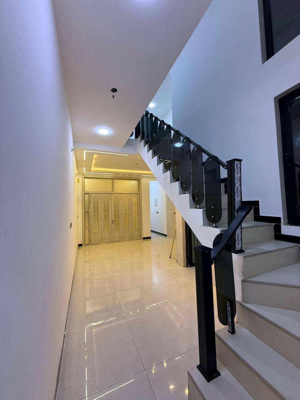 بيت طابقين طابو صرف بناء حديث درجة أولى فصال تركي موقع ممتاز جدا للبيع السعر 170 مليون بالبكرلي بالفنانين ثاني بيت عن الشارع العام خط كيات البكرلي قرب المدارس ابن طاووس الابتدائيه وايضا قرب المدارس بنت الهدى متوسطة واعدادية البنات وايضا قرب مدارس المتوسطة والإعدادية للبنين والمستوصف الصحي يعني سنتر مركز المدينة وفي مكان راقي جدا تبليط ومجاري يحتوي على غرفتين نوم وصاله ومطبخ وهول وصحيات فوك وصحيات جوه داخلية وخارجية منظومة كاميرات منظومة غاز نشرات ضوئيه للواجهية نظام التكيف والسبالت نظام مخفي البيت مواصفات عصرية حديثة ومتطورة المساحة 100 متر سند طابو صرف تحويل مباشر باسم المشتري للاستفسار ***********
