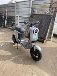 دراجة شحن R9 للبيع  المشكلة بريك الأمامي مشلوع و شخط بالكفر اليمين الس...