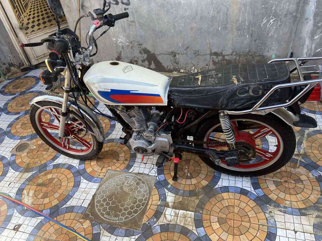 سلام عليكم دراجة كير موديل ٢١ دراجة محرك جديد كهربائيات جديدة دراجة فقط نقصها تانكي ان شادلها مال ٤كير شادلها وباتري فقط نقصها دراجة شغالة نكرة هندر مكان بغداد المحمودية رقمي ***********وتساب أو الاتصال سعرها 300وبيها مجال حك جيتك دراجة نضيفه حيل نقوصاتها باتري وتانكي لأن شادلهه مال 4كير وشكرآ
