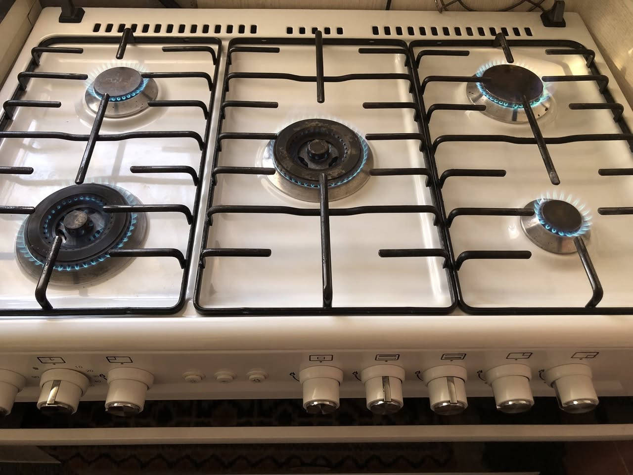 طباخی عشتاری اصلی ٥ چاو  فڕن زۆر تازەو جوانە ماڵی دۆستە. فڕنەکەی ئیشی پێ نەکراوە  ، چەرخی کارەبایی و شەواییە ..زۆر  پاک و جوانە نرخیشی ٣٠٠ هەزارە لە سلێمانی کێ ویستی مسج بکات لە خزمەتیام..


**إذا كنت صاحب هذا الإعلان وتريد حذفه لأي سبب، رجاءا أرسل رسالة إلى الدعم الفني**