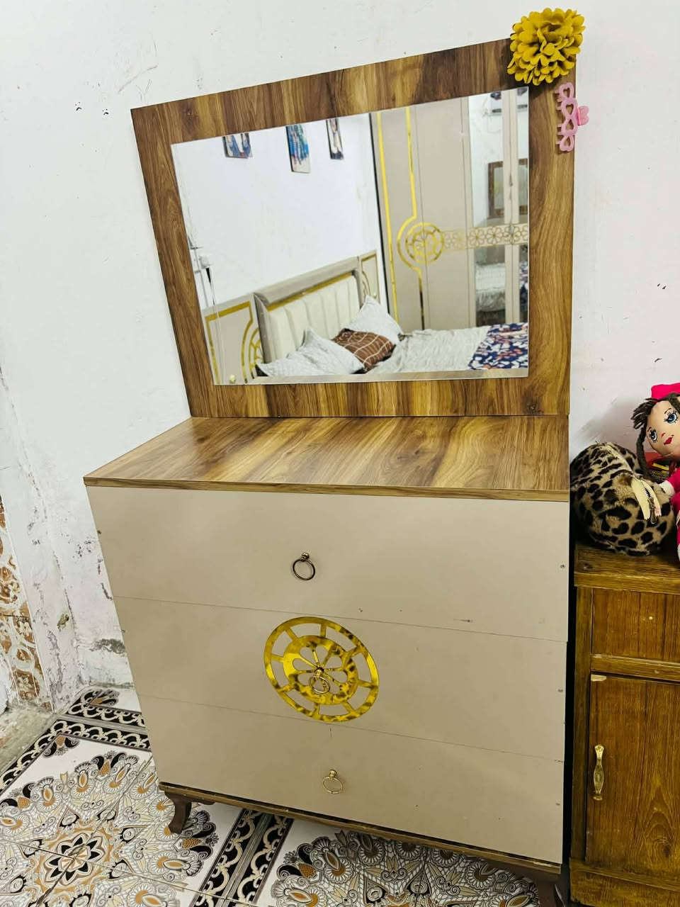 غرفه تركيه نظيفه فقط بيه المجرات نقصهن سجج مع الفراش  ٤٠٠ وبيه مجال للشراي يتصل ع الرقم *********** مكاني ديوانيه
