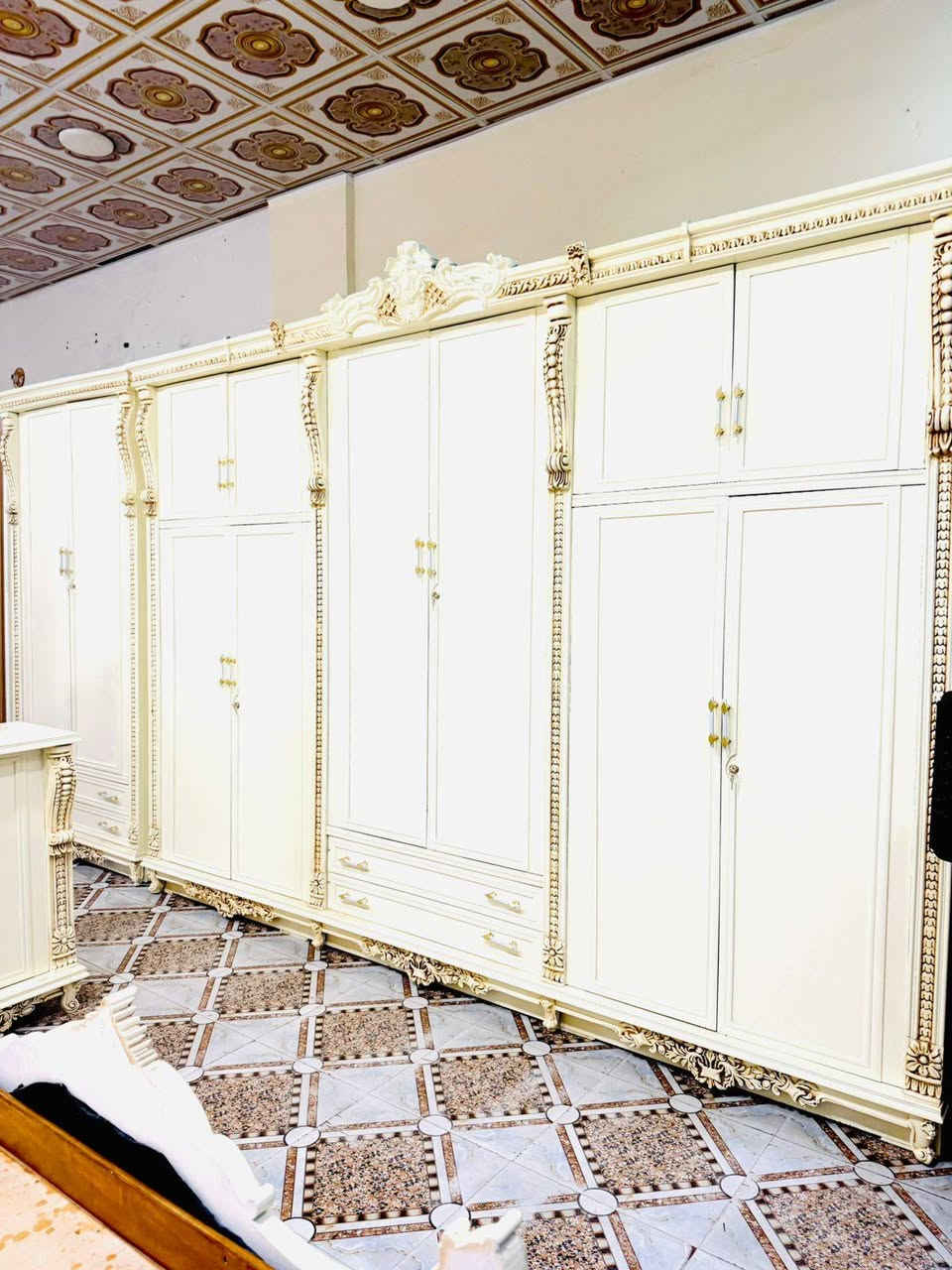 موديل طوق الياسمين

اللون ابيض وتطعيم ذهبي 

البيع بلنقد وبلتقسيط 

النقد مليونين و850 

غرفة 6 ابواب طابقين ملحق 

نجارة عراقية ١٠٠٪؜ من إنتاج معملنه

تتكون من ١٠ قطع 

الداخل صاج طبيعي 4ملم 

الوجه MDF خمسة ملم 

القاعدة بلوك صاج 

الظهر چرچوبة شد براغي 

كل الغرفة لوكنز مرتفعة عن الأرض(يعني بيها رجلين)

شازلون وطابورية اضافيات 

السرير رگم لوح خشب چام 6 ارجل ثقيل 

ارتفاع الكنتور 251سم 

عرض الكنتور 335سم

عرض زاوية الملابس 103سم

يعني الكنتور وزاوية الملابس ضلع كامل 438سم

معمل ومعرض الجشعمي  للأثاث العراقي

غرف نوم - أطقم قنفات - مفروشات - أخشاب تصنيع الأثاث 

العنوان الرمادي التأميم قادسية الاولى شارع المشاتل قرب ركن المدينه

التوصيل والشد بكروه الى جميع محافظات العراق 

خدمة استبدال الغرفة العراقية القديمة بغرف جديدة مع الاتفاق على الفرق 

خدمات ما بعد البيع لمدة سنة
***********
#العراق #اثاث #فخامة الرمادي, الأنبار
