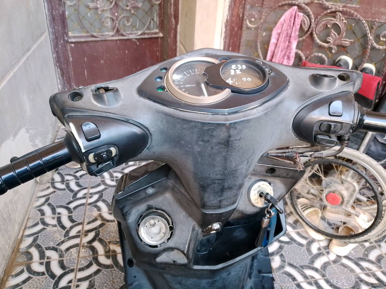 سكنس فحل نوزل خطين طلاعات 
الدراجة ما مفتوحة ولا تبخير ولا تنقيص 
بيهة نقوصات بسيطة 1قبق بانزين 2واقية مال صالنصة 3كشن 
رايدها ب 600وبيها مجال العنوان الكاضمية 