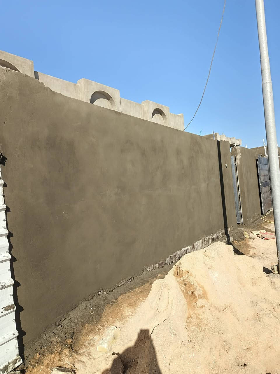 السلام عليكم
لباخ متفرغ اسمنت وجص وبورك
اسمنت خشن وناعم المتر 6ونص
جراره ونثر 6ونص
سقل ب6
تشميع داخل وخارج 2500
لط وجص 5
***********
