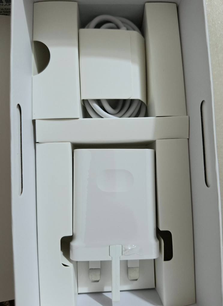 جهازHonor X6c للبيع لبارحة اشتريتا جديد بعده بلصقات شركة جميع ملحقاتة كاملة وياه كفر هديه ولصقة 
العنوان النجف الأشرف

مواصفات جهاز Honor X6c بالتفصيل:
الشاشة: شاشة 6.61 إنش من نوع TFT LCD بدقة 1604×720 بكسل، ومعدل تحديث 120 هرتز لتجربة سلاسة عالية، مع سطوع يصل إلى 1010 شمعة.
المعالج: MediaTek Helio G81 Ultra (ثماني النواة، بتقنية 12 نانومتر).
الذاكرة والتخزين: يتوفر بذاكرة داخلية 128 أو 256 جيجابايت، مع 6 جيجابايت رام أساسية يمكن زيادتها بذاكرة افتراضية.
الكاميرا:
الخلفية: رئيسية بدقة 50 ميجابكسل بفتحة عدسة مدعومة بالذكاء الاصطناعي.
الأمامية: 5 ميجابكسل.
البطارية والشحن: سعة 5300 مللي أمبير، تدعم الشحن السريع بقوة 35 واط (الشاحن مرفق).
نظام التشغيل: أندرويد 15 مع واجهة MagicOS 9.
المميزات الإضافية: زر ذكاء اصطناعي جانبي (AI Button)، مقاومة السقوط (شهادة SGS) ومقاومة رذاذ الماء والغبار بمعيار IP64، ودعم تقنية NFC.
الشبكات: يدعم شبكات الجيل الرابع 4G LTE. النجف, العراق


**إذا كنت صاحب هذا الإعلان وتريد حذفه لأي سبب، رجاءا أرسل رسالة إلى الدعم الفني**