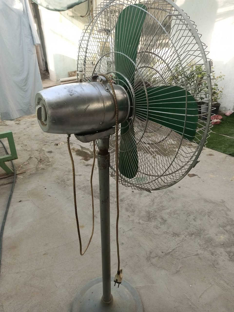 مروحه عاموديه حجم كبير باكستاني أصلي نظيفه جدأ سعر 50 وبيه مجال ***********
