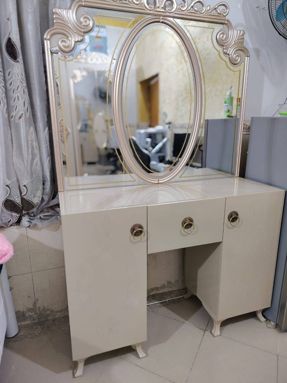 غرفه لبيع تركي سعره 500 متكونه من 7قطع 
لاستفسار ***********
 مكانه طويريج***********
