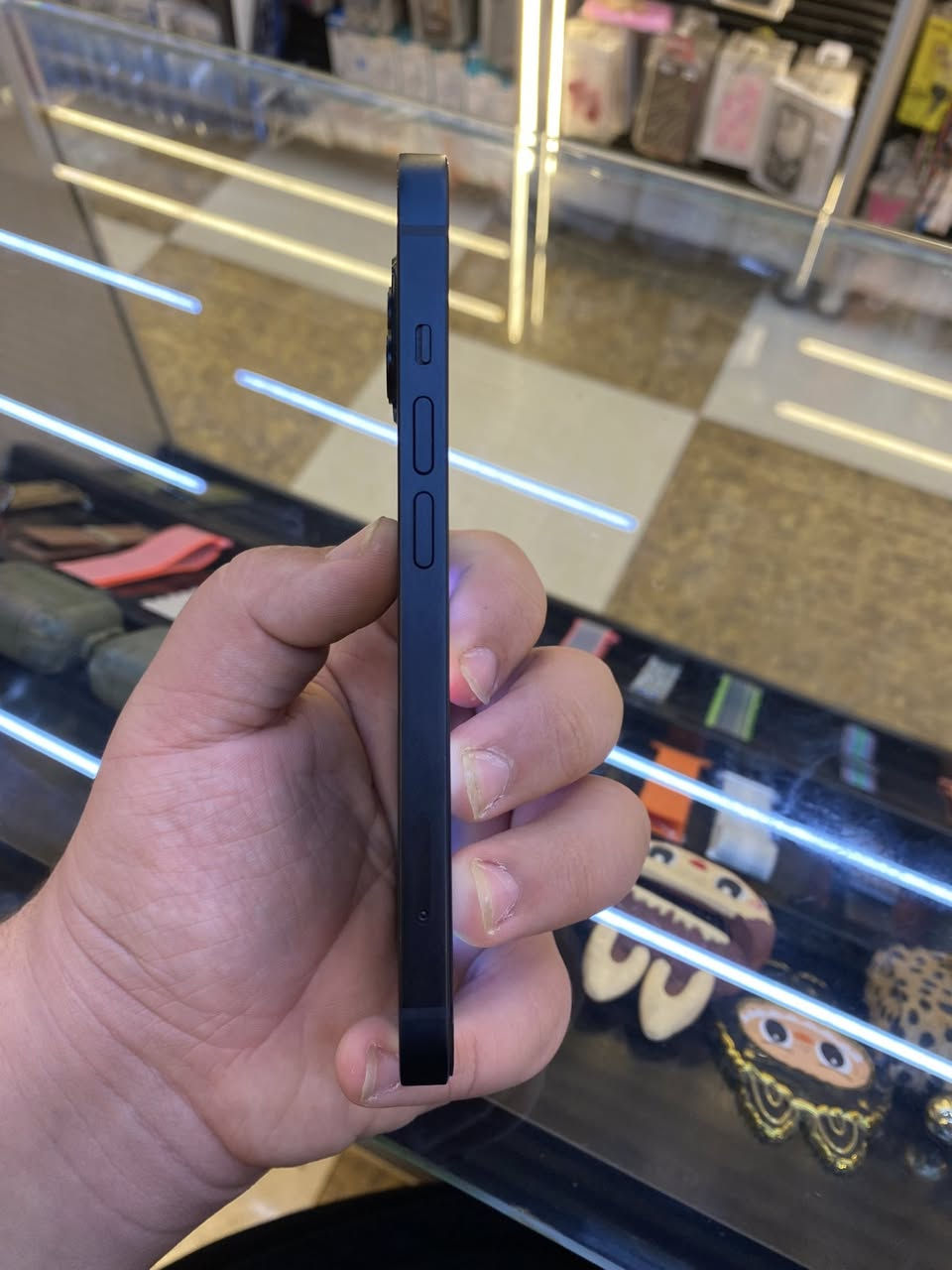 ايفون 13. العادي. الكامر سيلفي متشتغل  تجي تفصح وتروح توصيل ماعندي. عنواني بغداد باب المعضم السعر 170 فقط وتساب. متواجد / ***********
