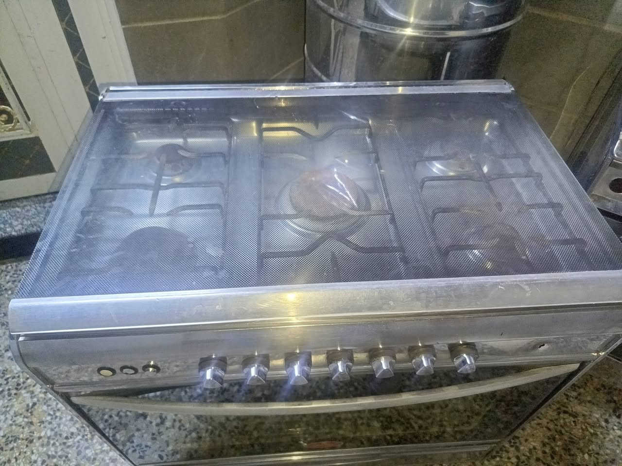 السلام عليكم طباخ فريش نظيف بعده جديد  مستعمل شيء قليل كله شغال اي ضرر ما بيه خمس عيون شغاله فران اثنين الجو فوق شغال مكاني نادر الثاني على الخدمي فرع قيس ابو السمك ***********واتساب
