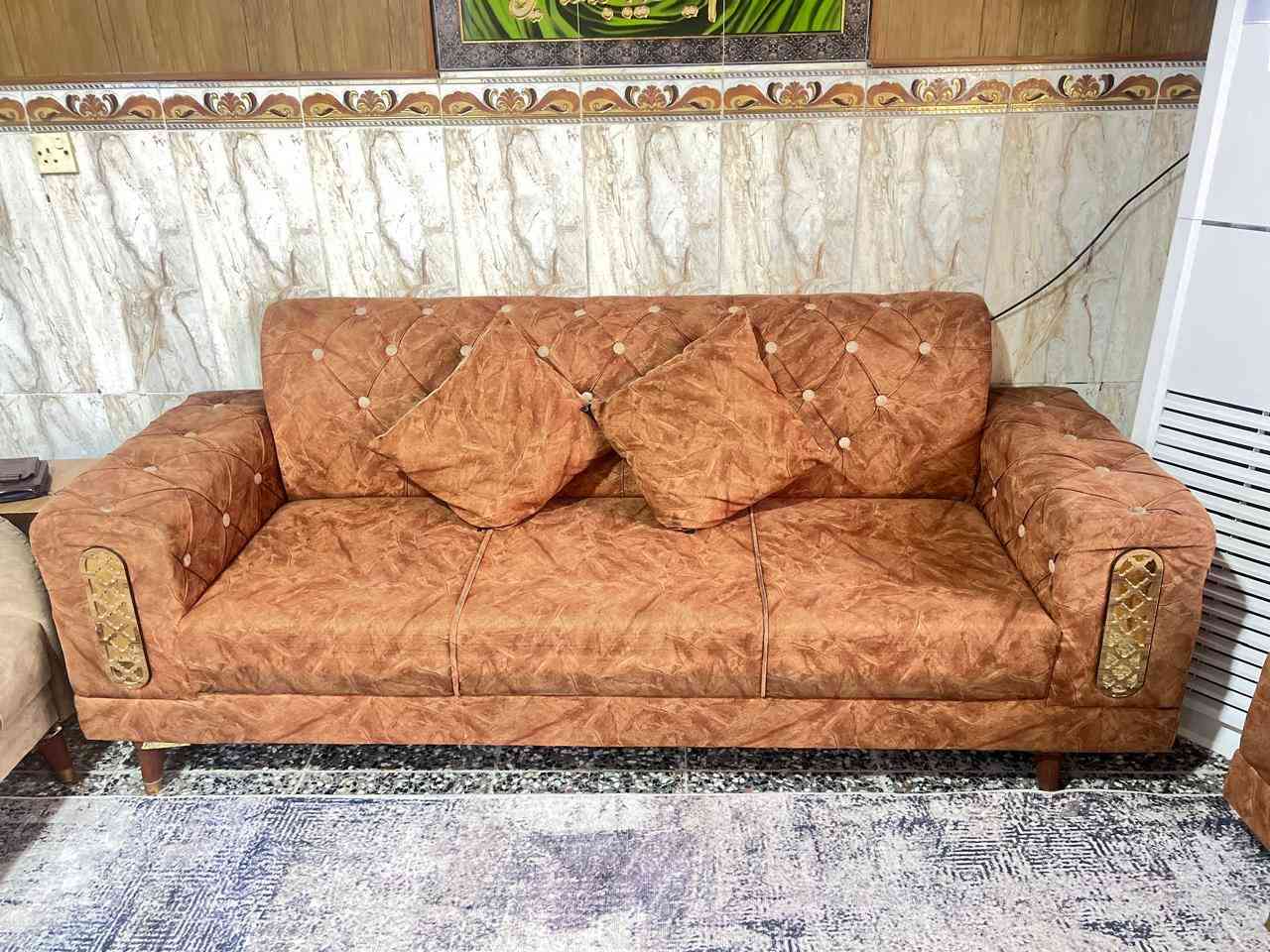 السلام عليكم تخم عشر مقاعد للبيع سعره 300وبي مجال وبي عيب واحد الاسفنجه مال نفرين نازله شويه 
العنوان الامين الثانيه /***********
