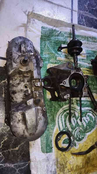 السلام عليكم 
مكينه دراجه 60 كامله متكونه من
1 بوشه وبستم
2 كلج امامي اصلي+ تجاري
3 ملف 
4 فلاوين 
5 فشكه كبيره 
6 فشكه صغيره
7 قبق هندر
8 سلف
9 راجز كامل
10 كابريتر اصلي+ تجاري 
11 كور 
12كازكيت 
13 قبق تبريد 
والغراض كلهن اصلي وياباني مو كوري مكاني ناصريه مركز *********** سعره 50 وبيه مجال
