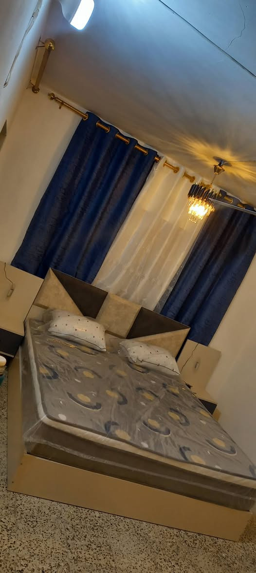 السلام عليكم غرفة للبيع 5 قطع كنتور 6 بيبان جديدة ما مستعملة ابد للأمانة اشتريته قبل سبوع ب 625 مع النقل والشد وسعر البيع حالياً 475 وبيه مجال بسيط.. هذا رقمي ***********
