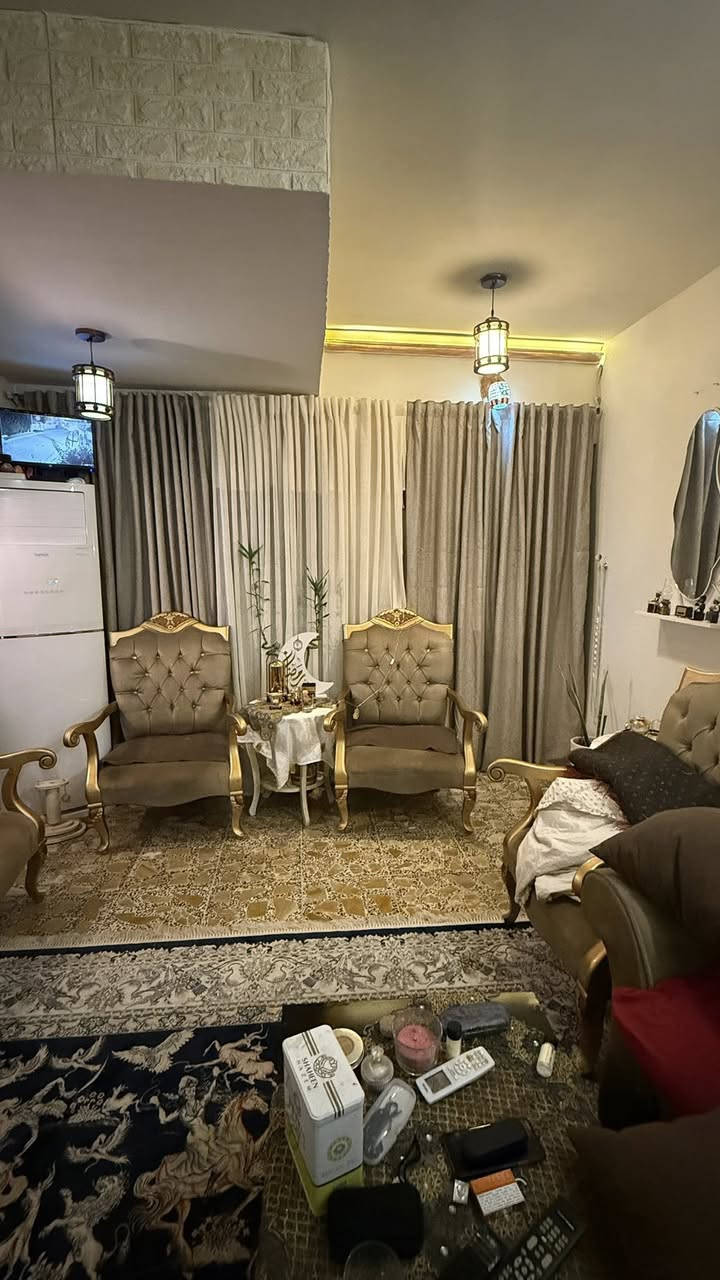 دار للبيع بيت مساحه 150 متر واجهة 7 ونص كراج وحديقة وغرفتين كبار ومطبخ سيراميك  حمام حولي صاله كراج وتم اضافة في السطح غرفتين كبار سندويج كامله من كلشي ديكورات وتغليف وسقوف ثانويه كامل من كلشي موقع ممتاز بين شارع البداله ومدخل مدرسه ام سلمة محله 665 زقاق 11 دار 19 بأسمي وحاليا ساكن بي تقريبا ارتب فرع بالمربع السعر 375 وبي مجال  للراغبين الاتصال عالارقام ***********
***********   نصير ابو محمود
