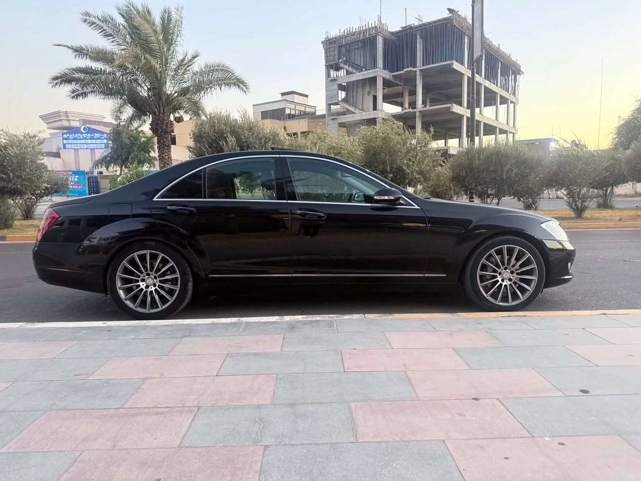 مارسدس S350 موديل 2009 W221
وارد يابان، من أنظف الواردات
لون أسود بشذرة ذهبية
داخلية جلد أسود وديكور خشب
ماشية قرابة 295 ألف كم
محرك 6 سلندر سعة 3.5 لتر (الحجم المرغوب)
كير أوتوماتيك 7 سرعات

حالة السيارة

السيارة بدون صبغ، وبدون حادث أو ضربة.
حتى الدعاميات بلادية وأصلية وبدون صبغ.
الإيرباكات سليمة.
الگير ممتاز والتبريد ثلج.

صدر جديد فيت بم وفلتر بنزين جدد، وبطارية جديدة، مع الالتزام بالصيانة الدورية وتبديل الزيوت والسوائل بانتظام.

المواصفات

• بصمة.
• جاكات إيرماتك مع خاصية رفع وتنزيل السيارة.
• سلايد روف كهربائي زجاج.
• أبواب شفط.
• كراسي أمامية بدعم هوائي قابل للتعديل للظهر والجوانب.
• حساسات بارك أمامية وخلفية.
• ناظور للرؤية الليلية.
• بردة خلفية كهربائية.
• مرايات جانبية تطوى كهربائياً.
• المرايا الداخلية والمرايات الجانبية بتعتيم أوتوماتيكي لتقليل وهج أضواء السيارات بالخلف ليلاً.
• لايتات زينون أصلية، والضوء يتحرك وي الستيرن عند الاستدارة.
• إيرباكات أمامية وجانبية وإيرباكات جانبية للمقاعد الخلفية، وإيرباكات بالتكم والشبابيك، وإيرباك عند مستوى ركبة السائق. العدد الكلي ١٣ ايرباك.،
• شاشة أصلية مع تحكم بالإعدادات.
• إضاءة جانبية منفصلة تشتغل عند الاستدارة أو تشغيل الإشارة، وتنور زاوية الطريق بجانب السيارة.

السعر 195 ورقة

للتواصل:
 ***********
