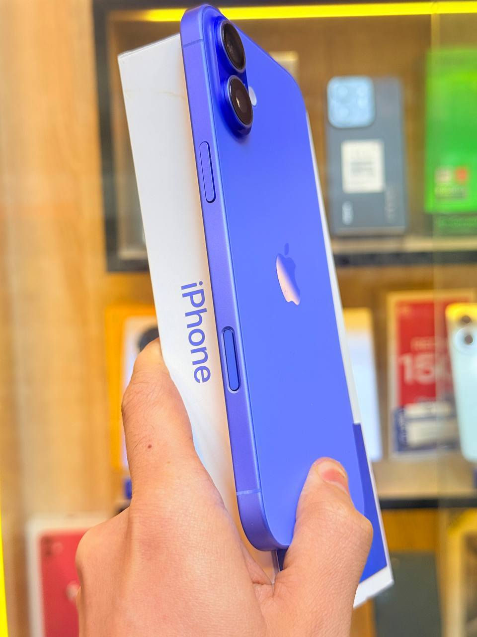 🎄🎄 عرض يوم الجمعه 🎄🎄
أيفون16 بلاص  ذاكره 128 بطاريه 100جديد بعده ممبدل بي شي مع ضمان 5 ايام نضافه 100‎%‎ كامل ملحقاته اعتبره فاتحه بيدك من الكارتونه وتر بروف عل حاسبه كله نورمل السعر 850 الف  اقوه سعر 
 بغداد البياع شارع 13 مقابل الحمام مال البياع مركز الريس للموبايل مجاور مكتبه ميم
0772 261 5847
