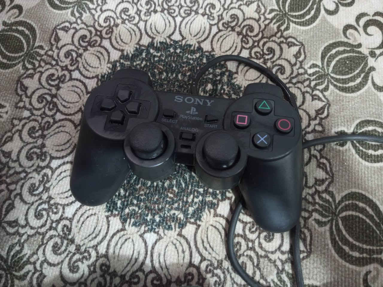 سلام عليكم شباب بلي 2 سلم للبيع نضيف وياه 4 جوستك 2 شغللات وحده شغاله بس دوس من كيفها وحده ماعرف شغاله او لا وياه رامات 2 الرام الواحد 8 MB نقص الفيش الي تربط البلي بل شاشه والكيبل الي يربط البلي بل كهرباء فقط للاستفسار *********** مكاني بغداد السعدون قيم بل يرضي الله واخذه
