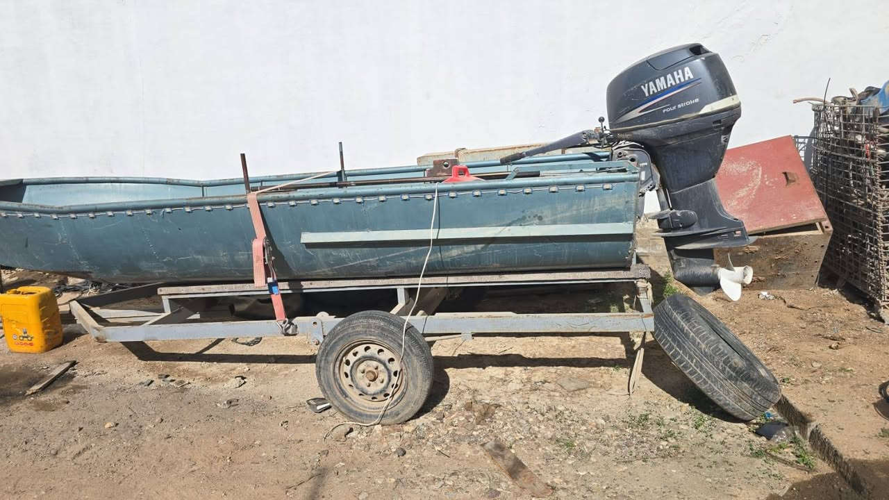 السلام عليكم
زورق جاهز 
محرك ٤٠ حصان ياماها
مامفتوح
مع طراده حديد ٥ متر
مع عربانه
السعر ٣ ملاين
رقم الموبايل 
***********
